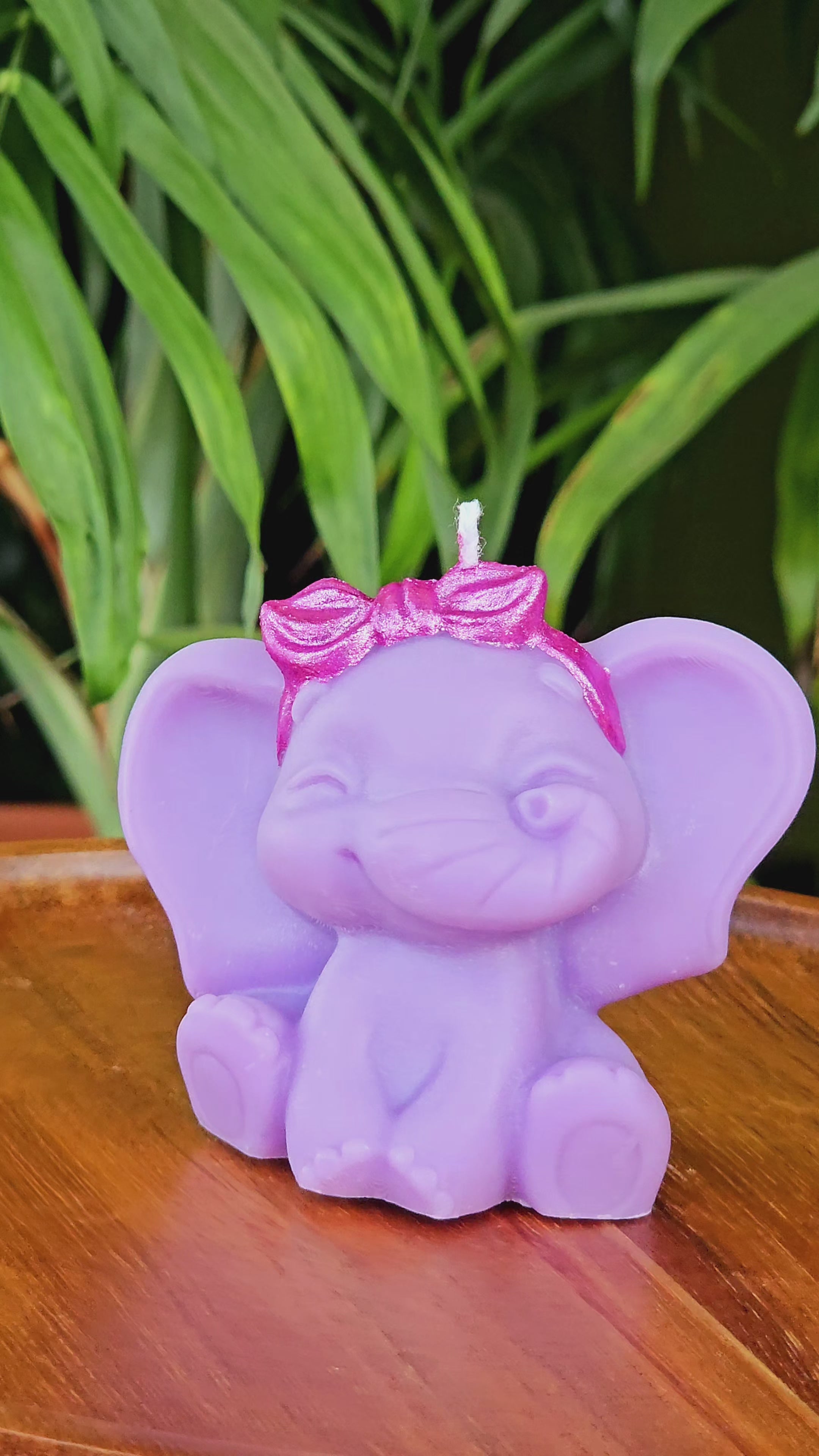 Elefant fetiță - Lumânare decorativă din ceară de soia